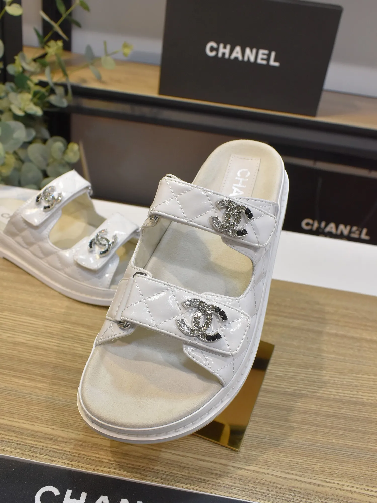 👟👟Ex-factory price 420👟👟 𝑐ℎ𝒶𝓃𝓮𝓁 2025 early spring double pearl latest season new Velcro slippers ————————————❤ European purchasing agent & fragrance grandma’s new fashion latest layout 🔛 Small fragrance sandals that exude lasting charm ~ The original development supports any comparison in the market 🆚The so-called smooth and natural lines To restore the original look, many celebrities have recommended it as one of the must-have items for spring. It is super comfortable on the feet! [Top version] ⚫ Size: 35-41 (41-42 customized, non-returnable)